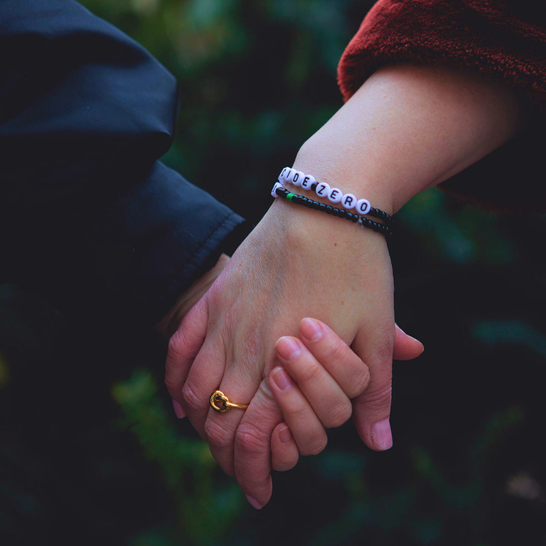 Armband - Svart med en grön pärla - 3 för 2